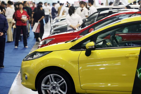 Chinese Bezoekers Kijken Naar Auto Tijdens Een Autoshow Weifang Stad — Stockfoto