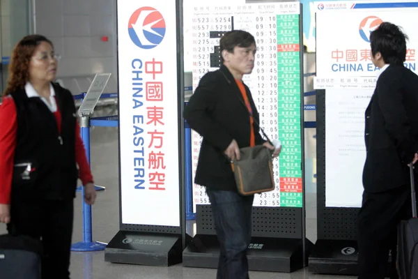 Chinesische Passagiere Gehen Mai 2009 Shanghai Pudong International Airport Shanghai — Stockfoto