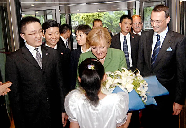 Canciller Alemana Angela Merkel Centro Recibida Por Una Niña China — Foto de Stock