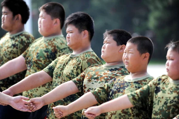 Crianças Chinesas Obesas Praticam Passo Ganso Exercício Durante Campo Treinamento — Fotografia de Stock