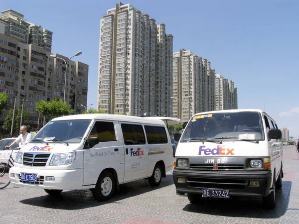 Dos Vehículos Entrega Fedex Ven Frente Edificios Residenciales Apartamentos Beijing — Foto de Stock