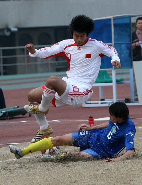 Han Peng Vitt Fotbollspelare Kina Medborgarefotbolllag Konkurrerar Med Sin Motsvarighet — Stockfoto