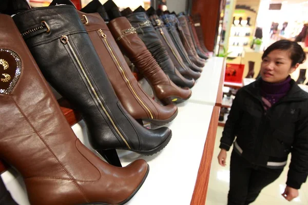 2009年11月20日 中国東部安寧省華北市の店で靴を買う中国人女性 — ストック写真