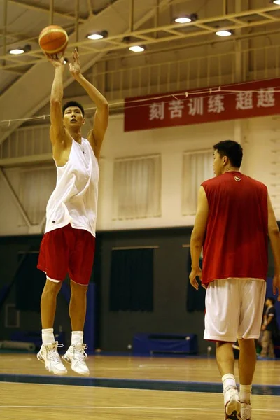 Chinas Jianlian Αριστερά Και Wang Zhizhi Κατά Διάρκεια Μιας Προπόνησης — Φωτογραφία Αρχείου