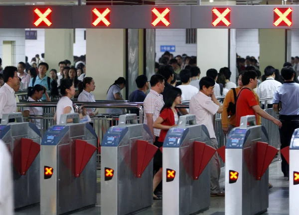 Pasajeros Chinos Pasan Por Puertas Electrónicas Una Estación Metro Beijing — Foto de Stock
