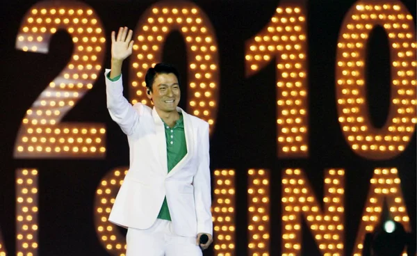 2009年10月13日 香港歌手兼演员刘德华在中国上海举行的纪念2010年上海世博会200天倒计时的音乐会上向观众致意 — 图库照片