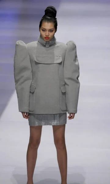 Kinesisk Modell Presenterar Kinesiska Tunika Kostym Zhongshan Suit Koncept Samling — Stockfoto
