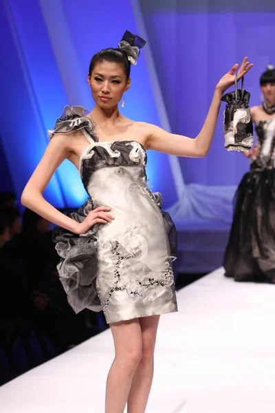 Una Sfilata Modelle All Aimer Chinese Fashion House Invitational Contest — Foto Stock