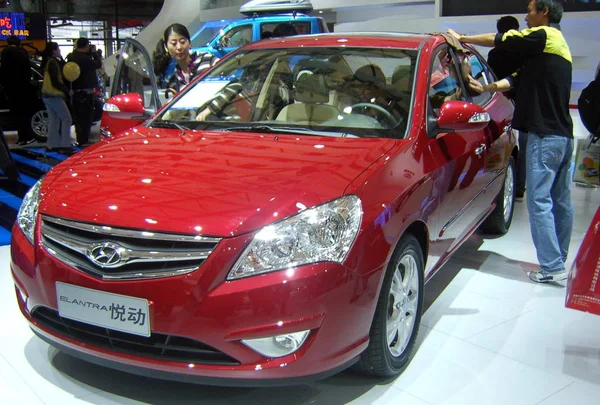 中国の訪問者は 北京現代 ヒュンダイと Baic 北京自動車工業株式会社 の合弁事業で製造されたエラントラ Yuedong を見て Aut として知られる第13回上海国際自動車産業展で — ストック写真