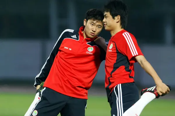 Čínská Fotbalista Zhou Baibin Vlevo Jeho Spoluhráči Čínského Národního Fotbalového — Stock fotografie