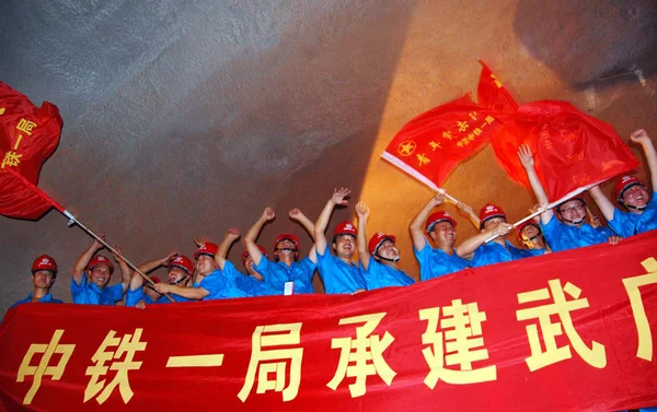 Čínští Stavební Dělníci Oslavují Průrazu Říčního Tunelu Řeky Liuyang Changsha — Stock fotografie