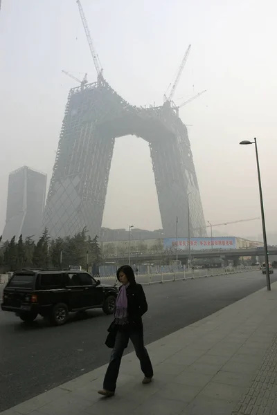 Een Chinese Vrouw Loopt Straat Omdat Nieuwe Cctv Toren Wordt — Stockfoto