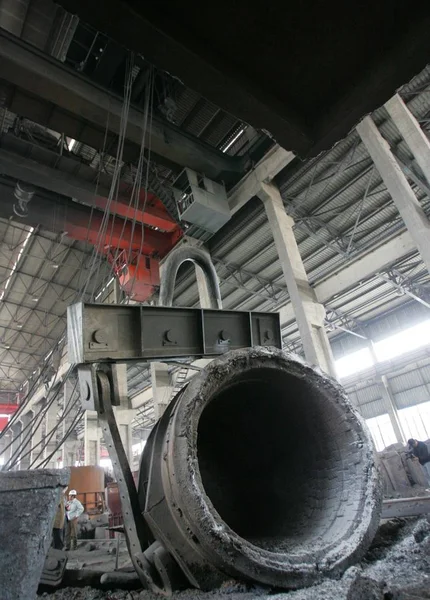 2007年4月18日水曜日 中国北東部の青江特殊鋼社で 高炉から脱走し 32人の工場労働者が死亡した鉄鋼製の鍋の眺め — ストック写真