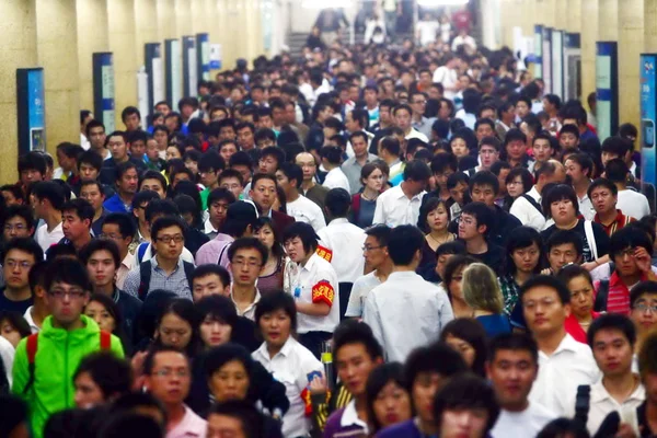 北京でのナショナル パレードのリハーサルのための交通規制の間 乗客の群衆は 9月6日 日曜日に見られます 2009 — ストック写真