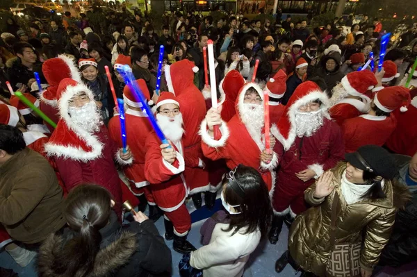 Chinesische Weihnachtsmänner Feiern Heiligabend Einer Einkaufsstraße Peking China Dezember 2009 — Stockfoto