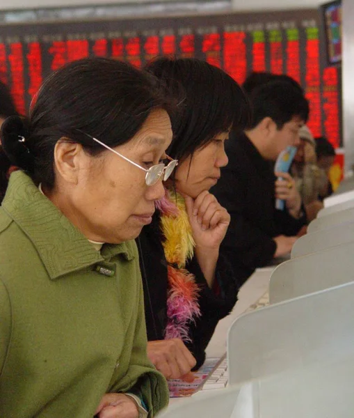 Chinese Investors Look Computers Stock Brokerage House Haikou South Chinas — Stock Photo, Image