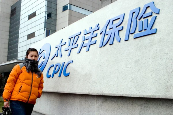 Una Joven China Pasa Junto Letrero Cpic China Pacific Insurance — Foto de Stock