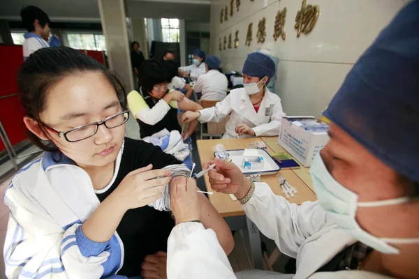 Kinesiska Sjukvårdspersonal Injicera Studenter Med H1N1 Influensa Vaccin Vid Senior — Stockfoto