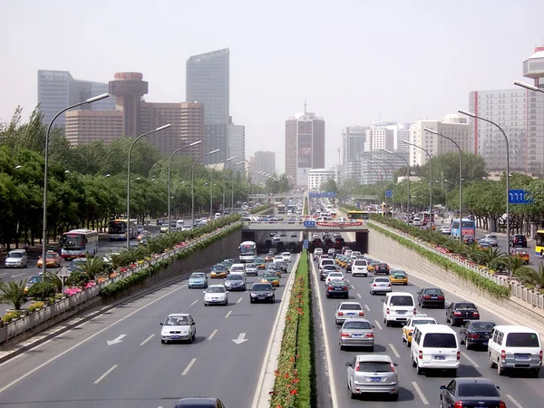 北京の通り沿いの車の群衆の眺め 2008年5月29日 — ストック写真