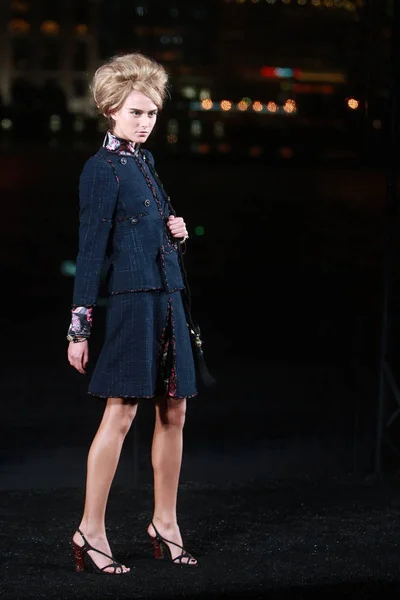 Modell Felvonulások Megjelenítéséhez Gyűjtemény Karl Lagerfeld Divattervező Közben Chanel Paris — Stock Fotó