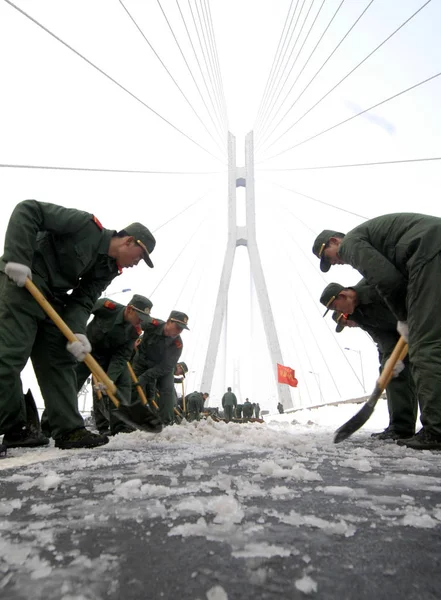 Soldados Chinos Barren Nieve Para Despejar Puente Nanjing Yangtze River — Foto de Stock