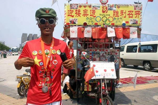 Китайський Олімпійський Ентузіаст Відображає Свої Колекції Щоб Показати Підтримку Пекінської — стокове фото