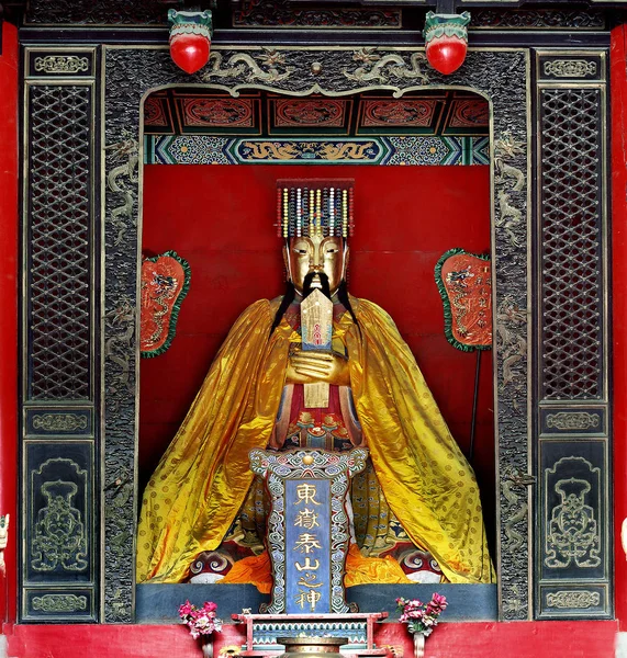 这张未注明日期的照片显示 在中国东部山东省泰山 的一座寺庙里 中国宗教的主要神灵之一玉帝的雕像 — 图库照片