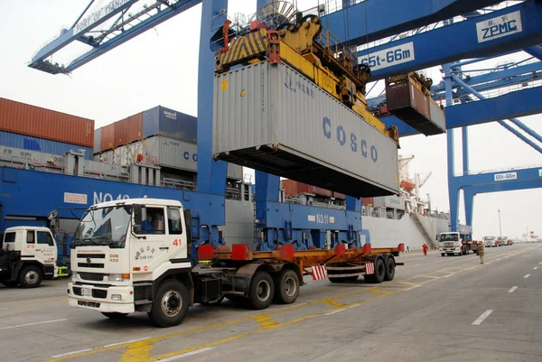 Guindaste Levanta Recipiente Cosco Terminal Contêineres Tianjin Março 2008 — Fotografia de Stock