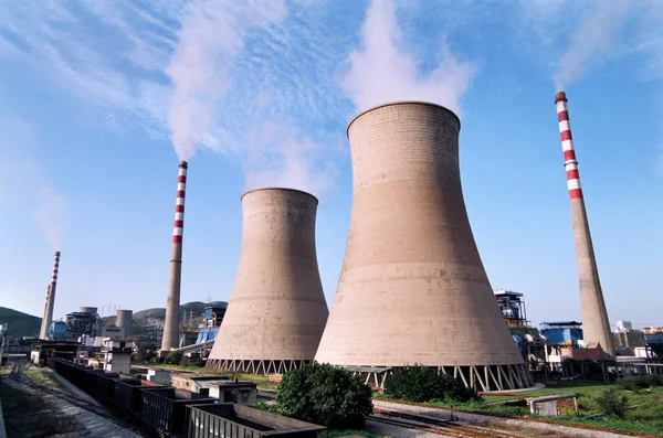 Humo Visto Emitido Desde Chimeneas Torres Enfriamiento Una Central Eléctrica — Foto de Stock