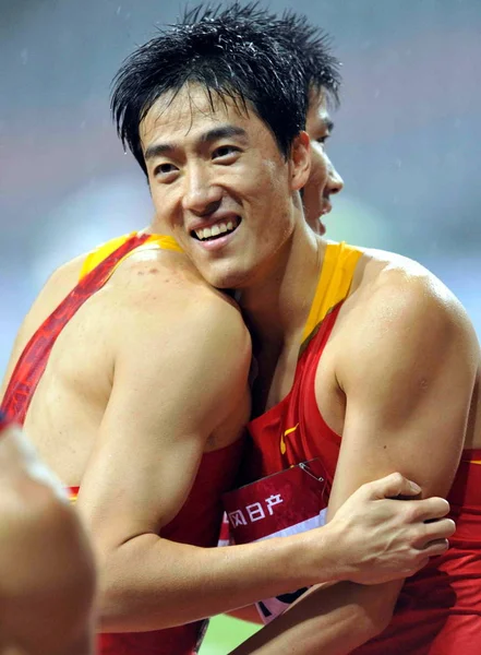 Chinese Hurdler Liu Xiang Right Hugs His Teammate Shi Dongpeng — Stock Photo, Image