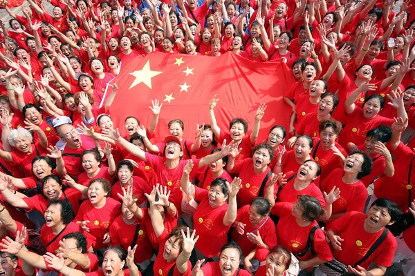 Ciudadanos Chinos Locales Que Rodean Bandera Nacional China Ríen Durante —  Fotos de Stock