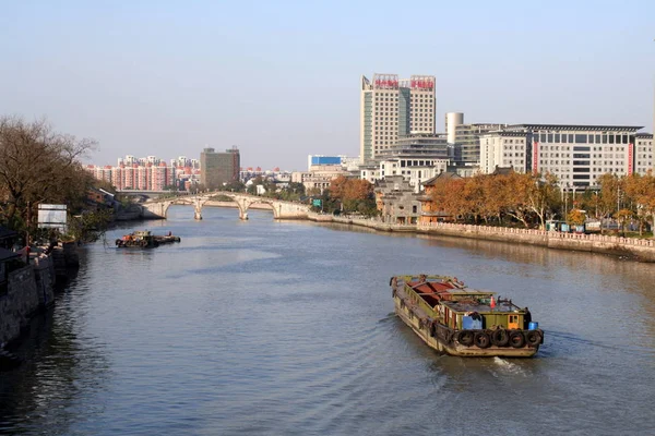 Barcos Carga Navegan Por Gran Canal Ciudad Hangzhou Provincia Chinas — Foto de Stock
