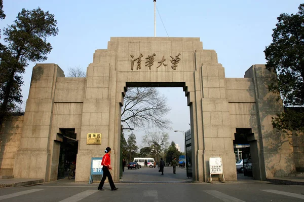 Una Mujer China Pasa Por Entrada Occidental Universidad Tsinghua Beijing — Foto de Stock