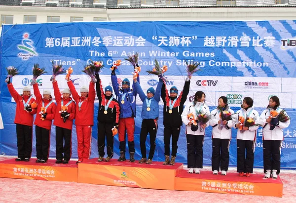 Die Teamkameraden Kasachstans Blau Reagieren Nach Dem Gewinn Der Goldmedaille — Stockfoto