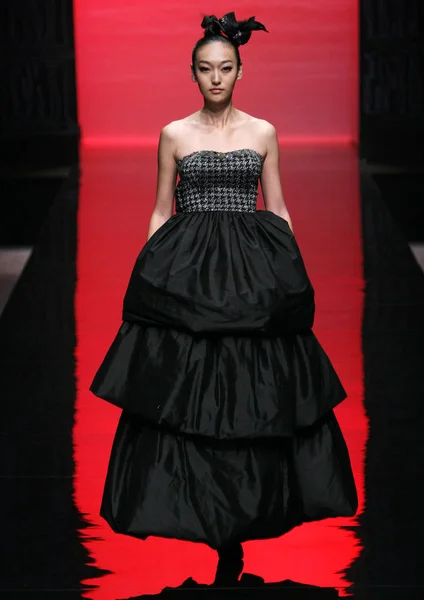 モデルは 中国ファッション週 2009 中国の北京で 2009 日中にジョイア 2010 夏のファッションショーで新しいコレクションをプレゼントします — ストック写真