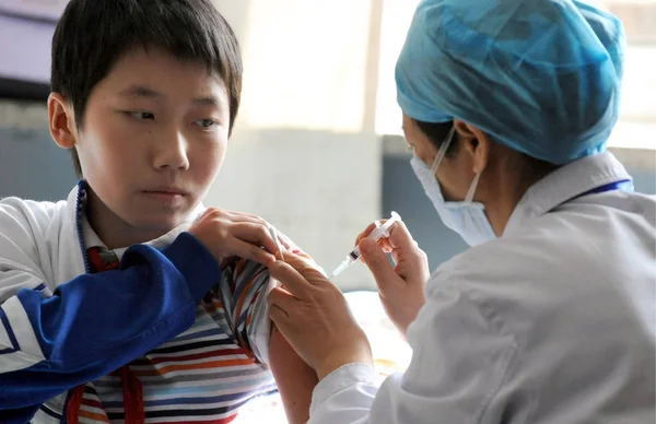 Personnel Médical Chinois Injecte Gratuitement Vaccin Contre Grippe H1N1 Élève — Photo