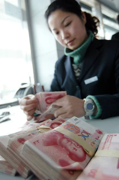 Kínai Banktisztviselő Számít 100 Jüan Rmb Renminbi Bankjegyek Egy Ága — Stock Fotó