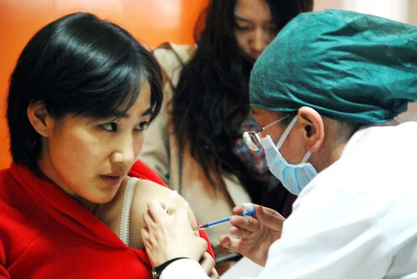 Китайский Медицинский Работник Вводит Студенту Вакцину Против Гриппа H1N1 Городе — стоковое фото