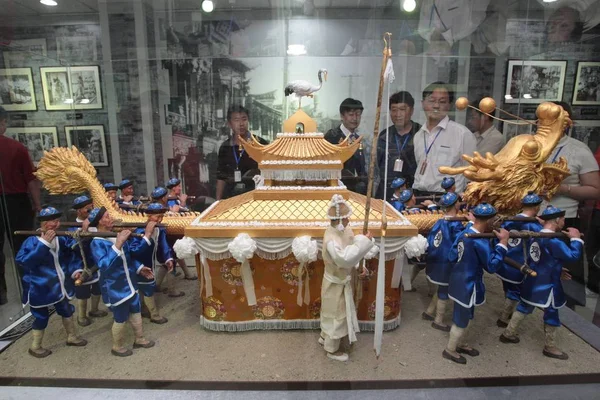 Los Visitantes Miran Conjunto Modelos Del Funeral Tradicional Chinas Museo — Foto de Stock