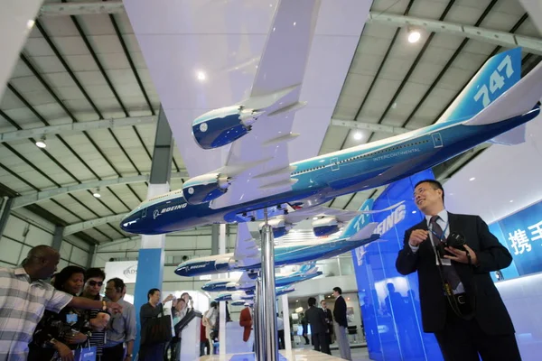 Visitantes Olham Para Modelos Aviões Estande Boeing Durante 13Th Beijing — Fotografia de Stock