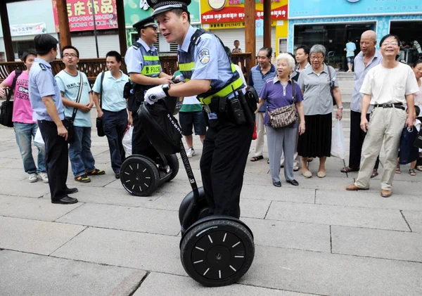 Policías Chinos Muestran Vehículos Segway Ciudadanos Locales Mientras Patrullan Una — Foto de Stock