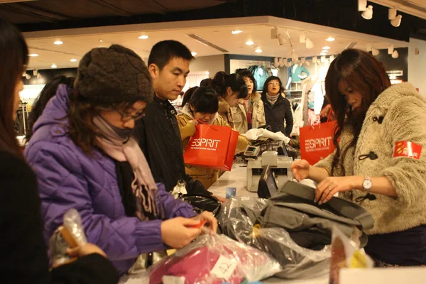 Chinese Customers Shop Clothes Esprit Store Dalian Northeast Chinas Liaoning — Stock Photo, Image