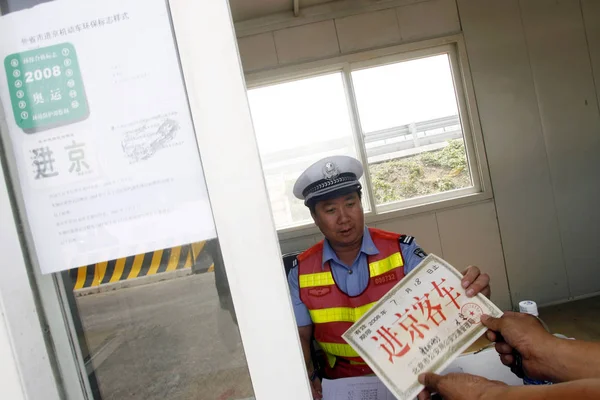 Autista Cinese Mostra Sua Patente Accesso Pechino Agente Polizia Posto — Foto Stock