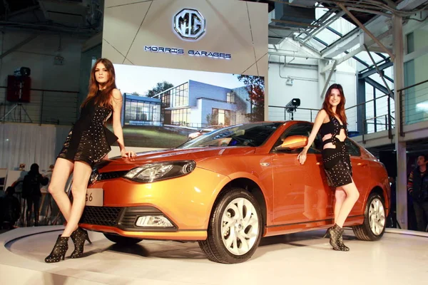 Los Modelos Posan Con Mg6 Fabricado Por Saic Motor Durante — Foto de Stock