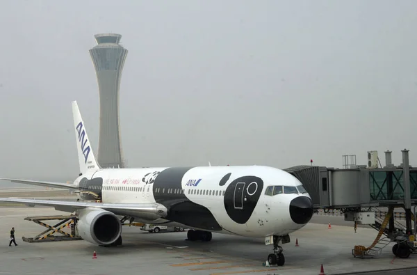2009年10月25日 北京の首都国際空港に 東京羽田空港発の全日空 Ana の飛行機が駐機中です — ストック写真