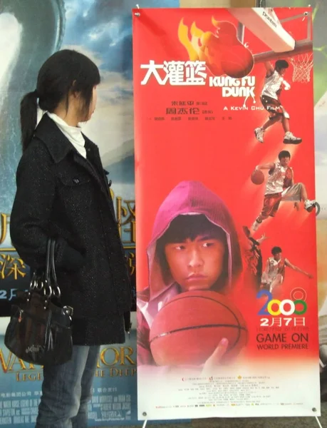 Egy Kínai Lány Úgy Néz Egy Plakát Film Kungfu Dunk — Stock Fotó