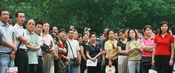 中国家长在学校外等候 孩子正在参加2007年6月7日在中国四川省西南部成都举行的 7年全国高考的第一次考试 — 图库照片