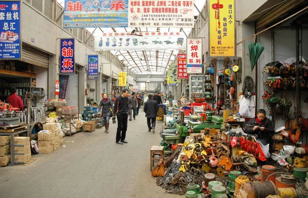 2006年1月4日 中国浙江省東部台州市の市場で電動工具やハードウェアの買い物 — ストック写真