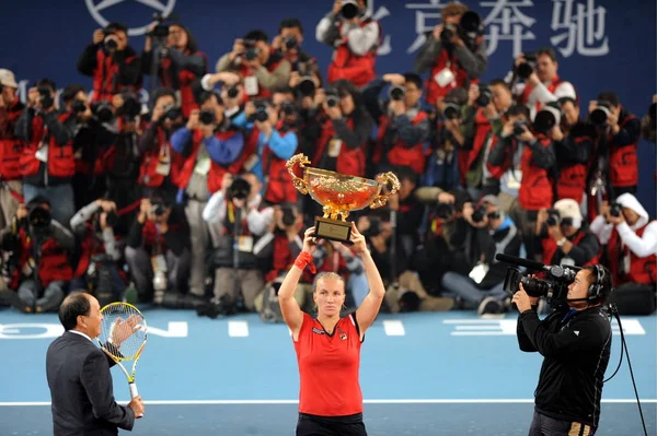 Svetlana Kuznetsova Rusia Sostiene Trofeo Durante Una Ceremonia Premiación Después — Foto de Stock