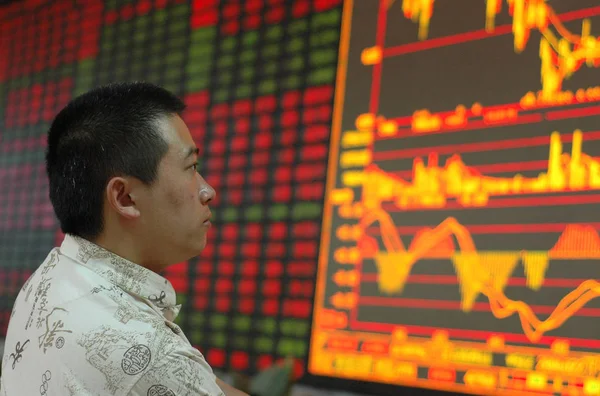 Investor Cina Bertanya Tanya Mana Pasar Akan Pergi Depan Meja — Stok Foto